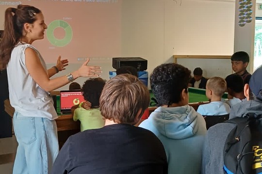 Bild von Zwischen Bots und KI-Fakes